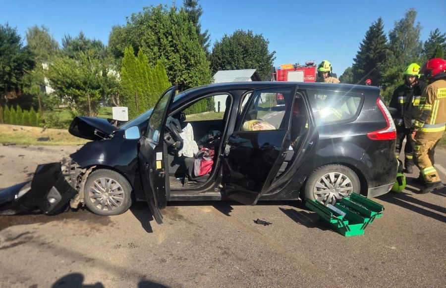 Bus zderzył się z osobówką. Jeden z kierowców doznał obrażeń